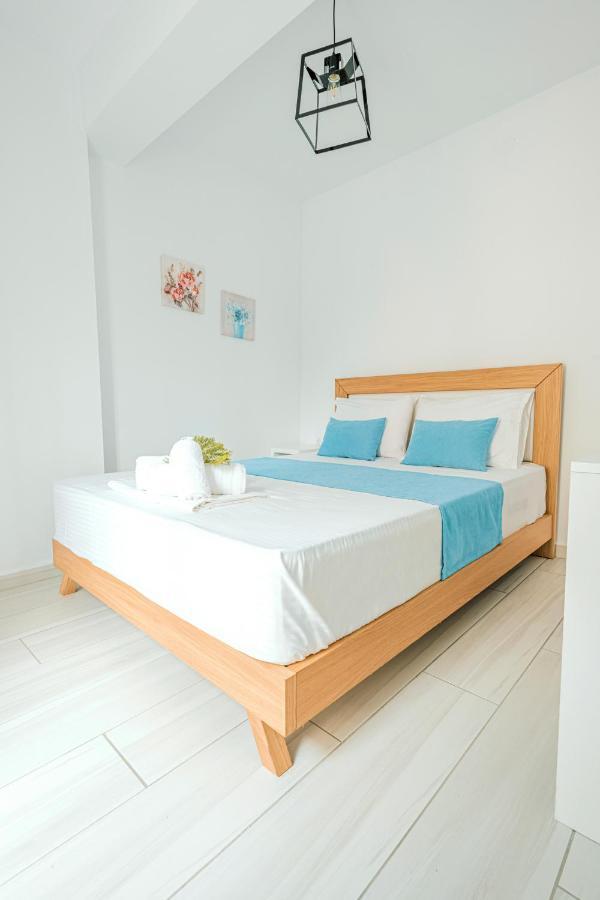 Design Suites Efharis Néa Péramos Exteriör bild