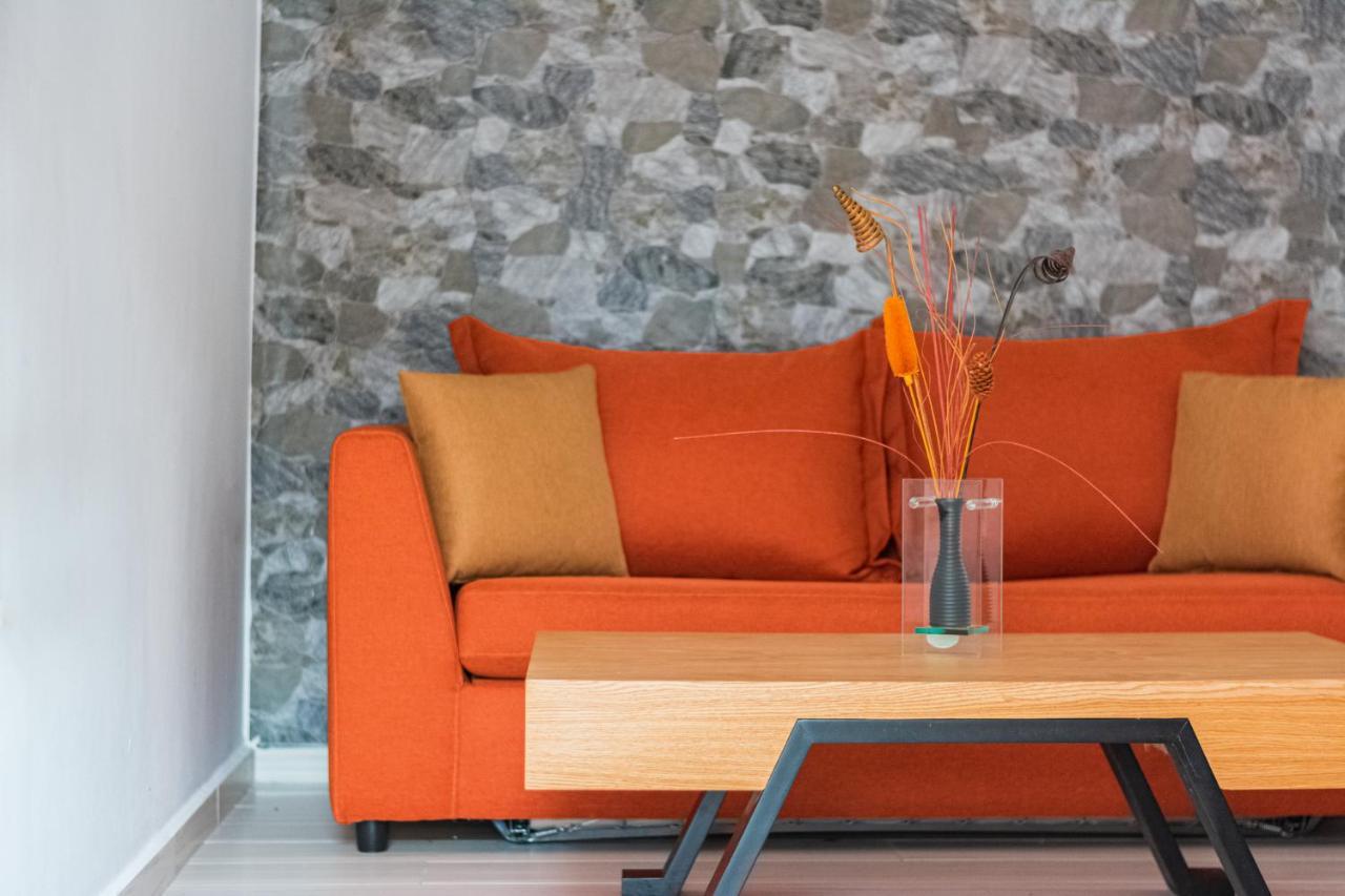 Design Suites Efharis Néa Péramos Exteriör bild