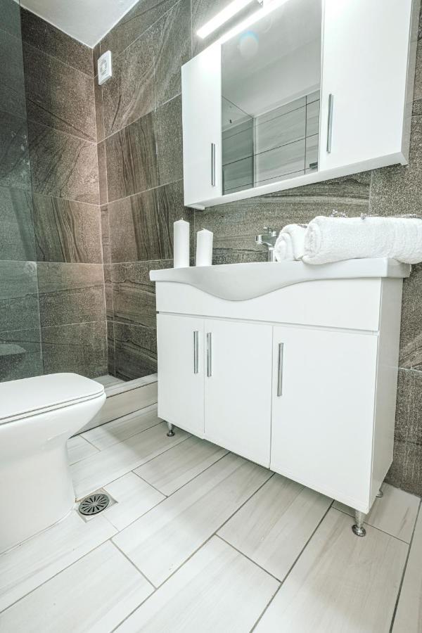 Design Suites Efharis Néa Péramos Exteriör bild