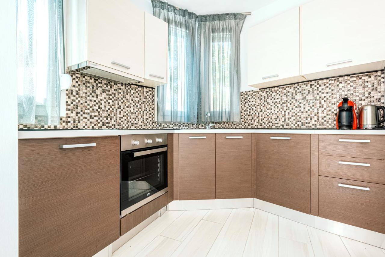 Design Suites Efharis Néa Péramos Exteriör bild