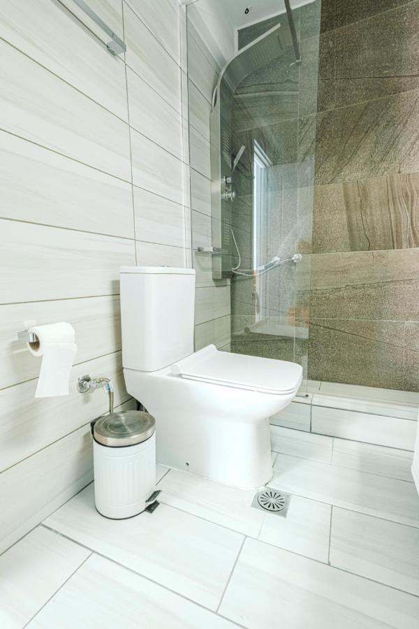 Design Suites Efharis Néa Péramos Exteriör bild