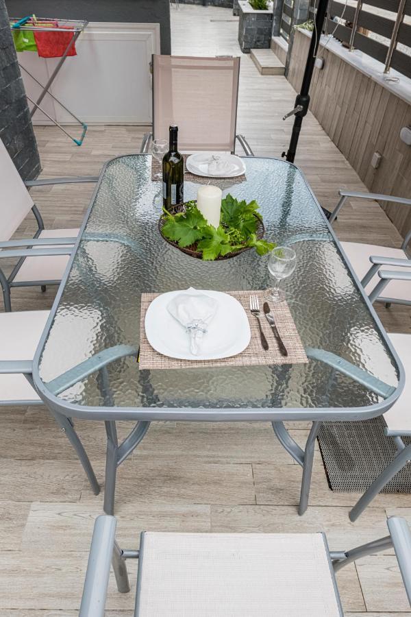 Design Suites Efharis Néa Péramos Exteriör bild